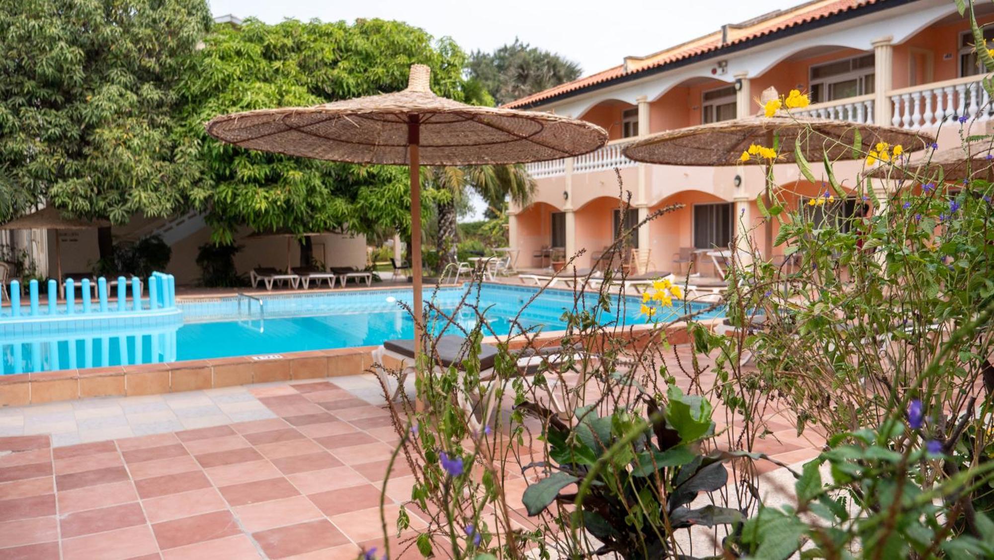 Cape Point Hotel Bakau Ngoại thất bức ảnh