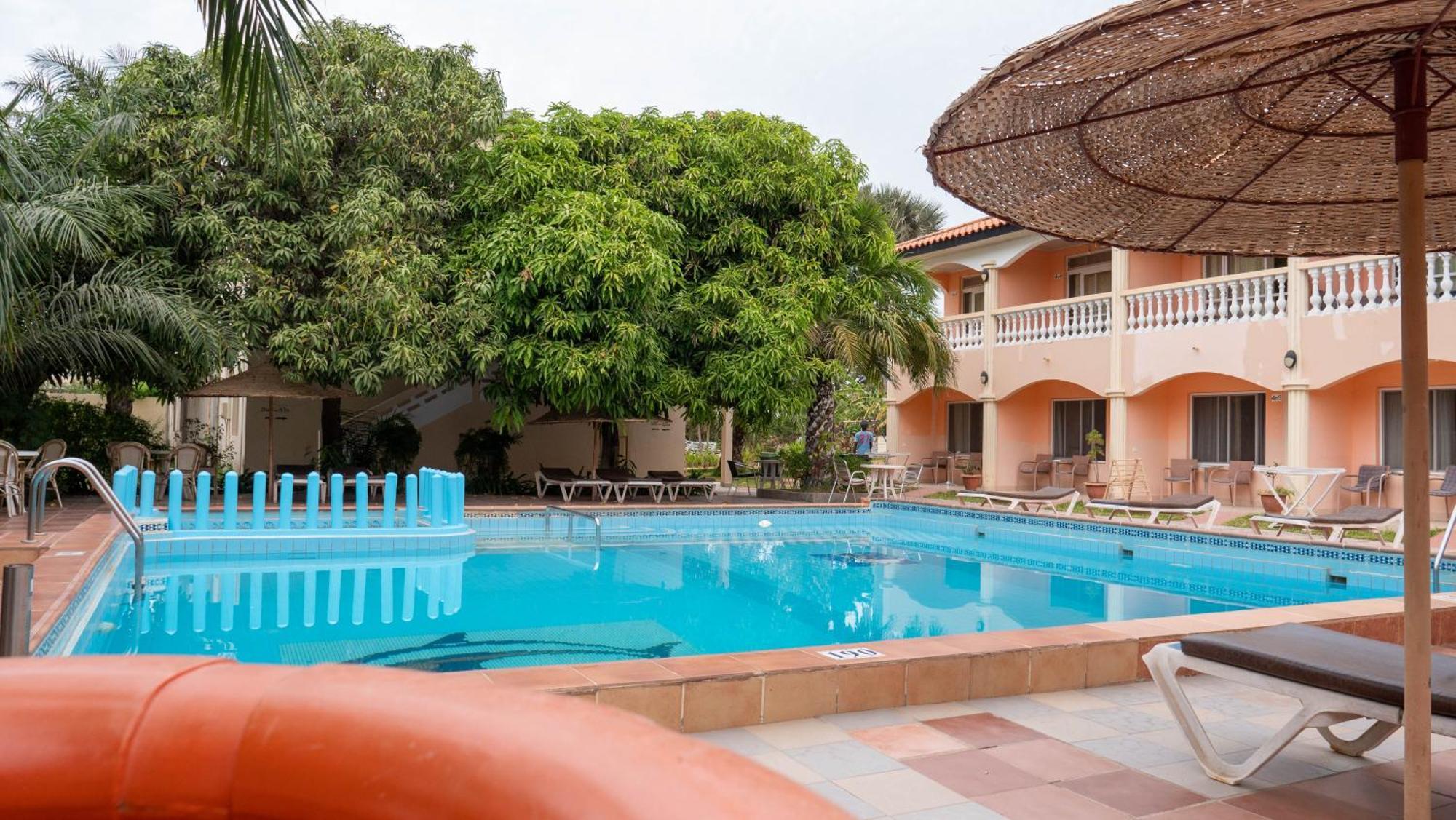 Cape Point Hotel Bakau Ngoại thất bức ảnh