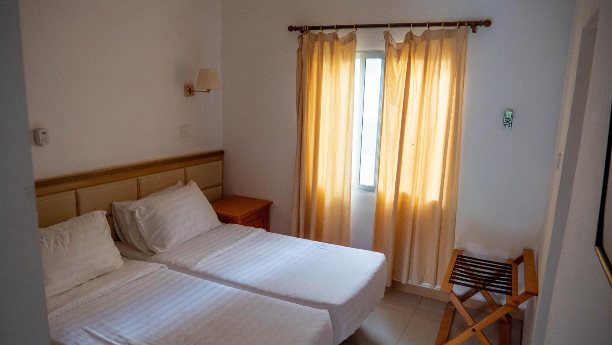 Cape Point Hotel Bakau Ngoại thất bức ảnh