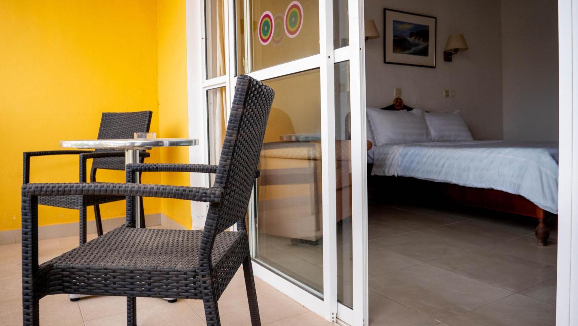 Cape Point Hotel Bakau Ngoại thất bức ảnh