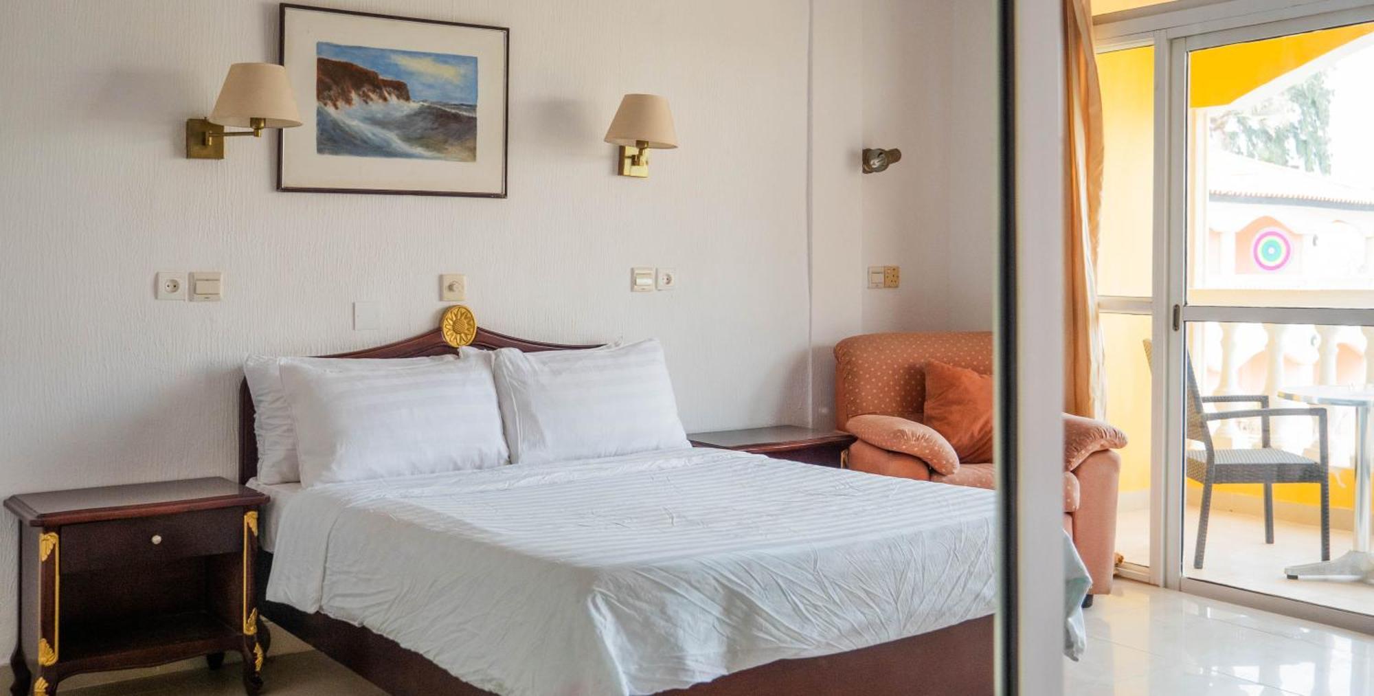 Cape Point Hotel Bakau Ngoại thất bức ảnh